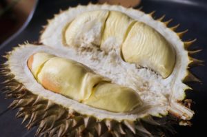 Durian ouvert révélant sa chair crémeuse et jaune à l'intérieur.