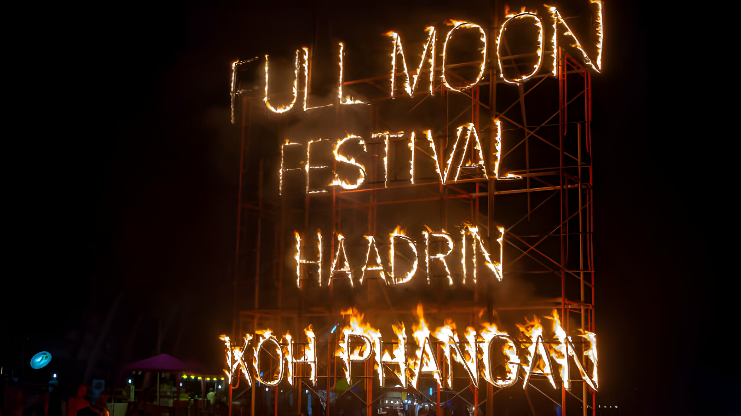 Enseigne enflammée de la Full Moon Party sur la plage de Haad Rin, un rituel photo incontournable à Koh Phangan.