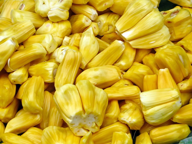 Gros plan sur des morceaux de jackfruit mûrs et jaunes.