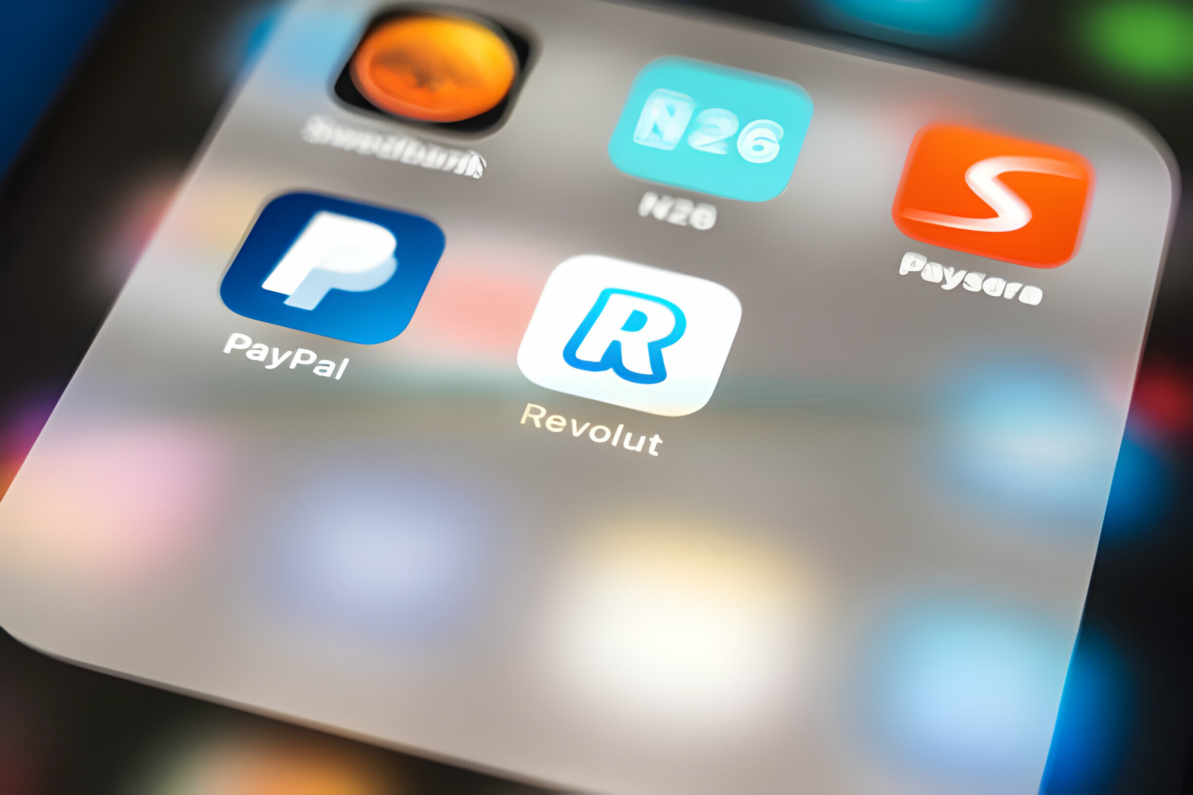 Icônes des applications de services financiers PayPal, Revolut, N26 et Paysera sur un écran mobile.