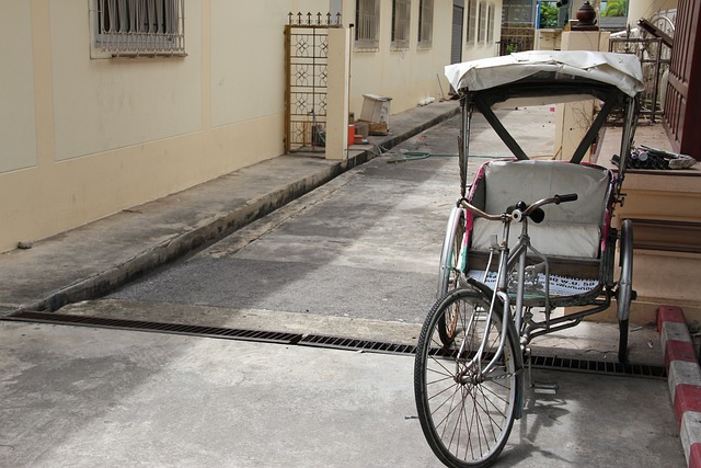 Tricycle traditionnel garé sur un trottoir vide.