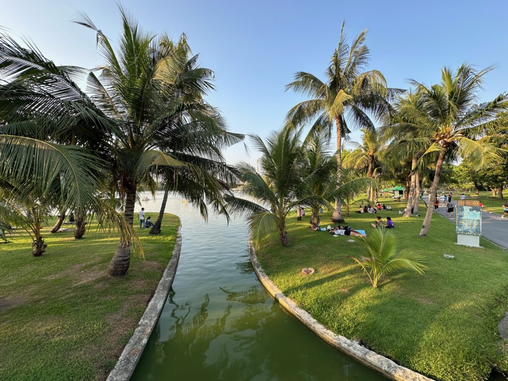 Palmiers le long d'un canal au parc Suan Luang Rama IX de Bangkok