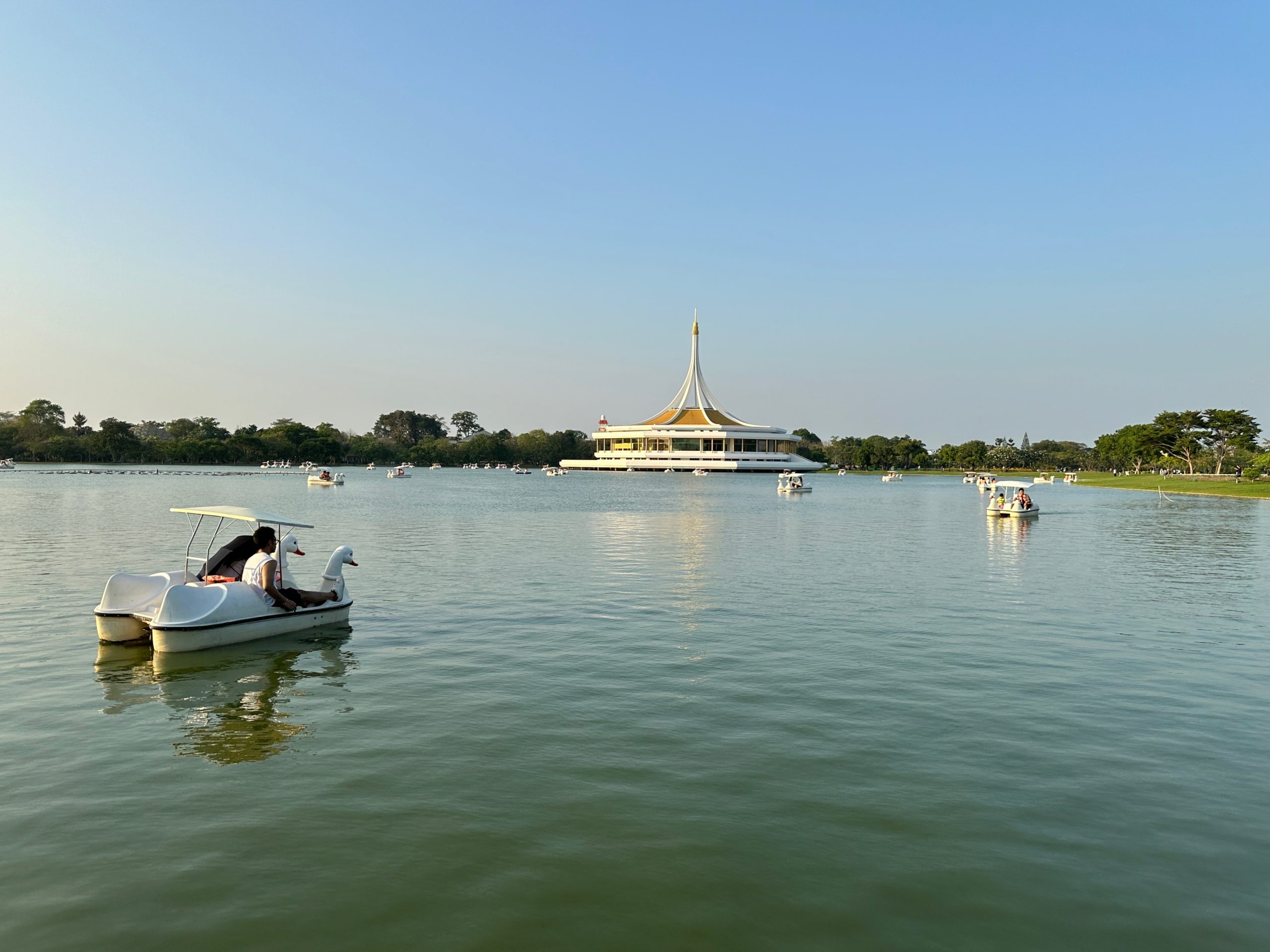 Activités nautiques avec pédalos en forme de cygne sur le lac du Parc Suan Luang Rama IX de Bangkok