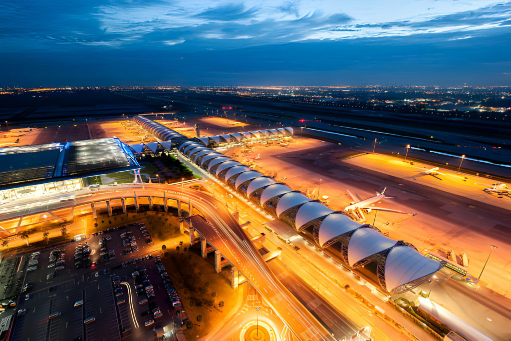 Vue aérienne nocturne de l'aéroport Suvarnabhumi de Bangkok.