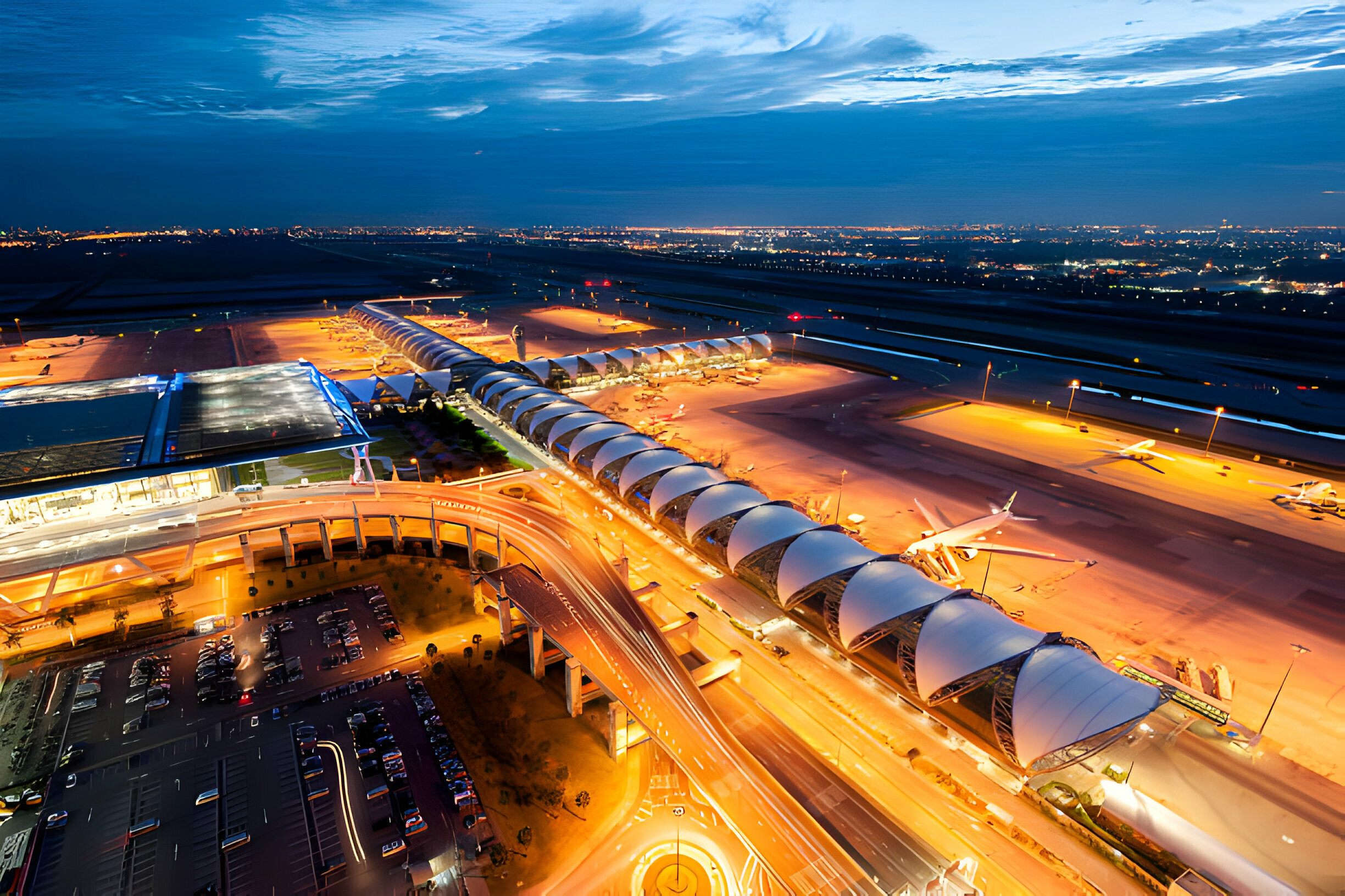 Vue aérienne nocturne de l'aéroport Suvarnabhumi de Bangkok.