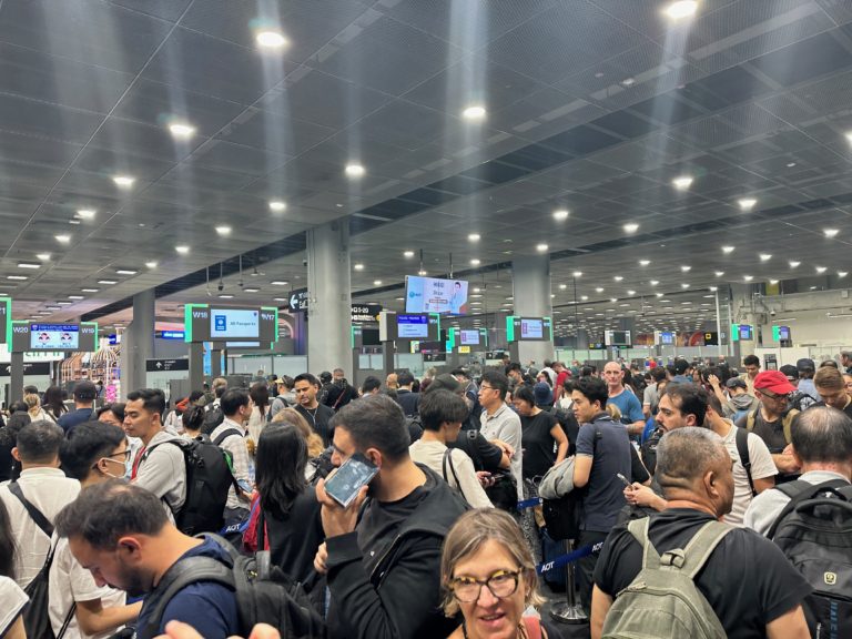 Foule d'attente à l'enregistrement à l'aéroport