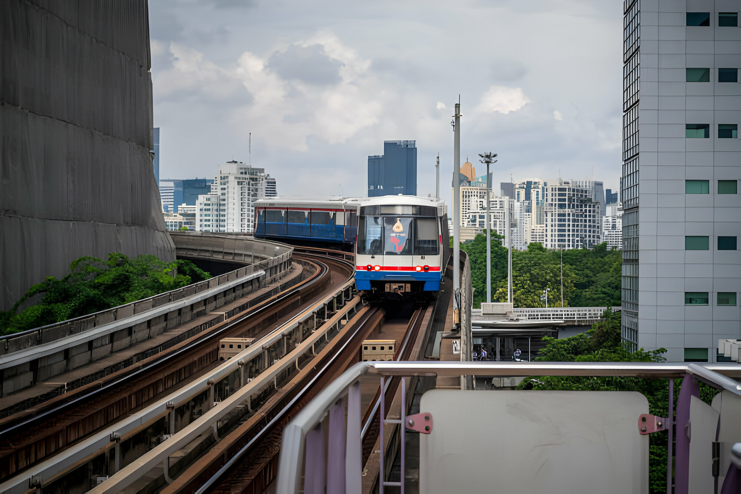 Un train de métro aérien circulant entre deux bâtiments à Bangkok