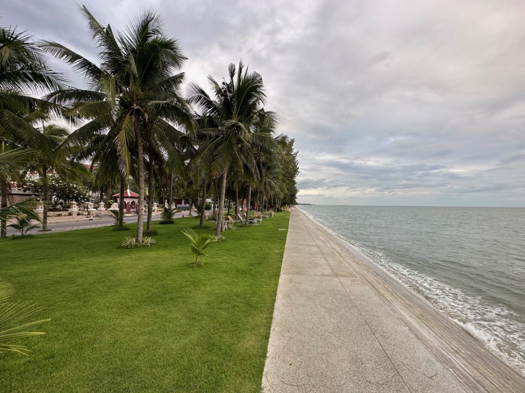 Promenade en bord de mer bordée de palmiers à Cha-Am, Thaïlande