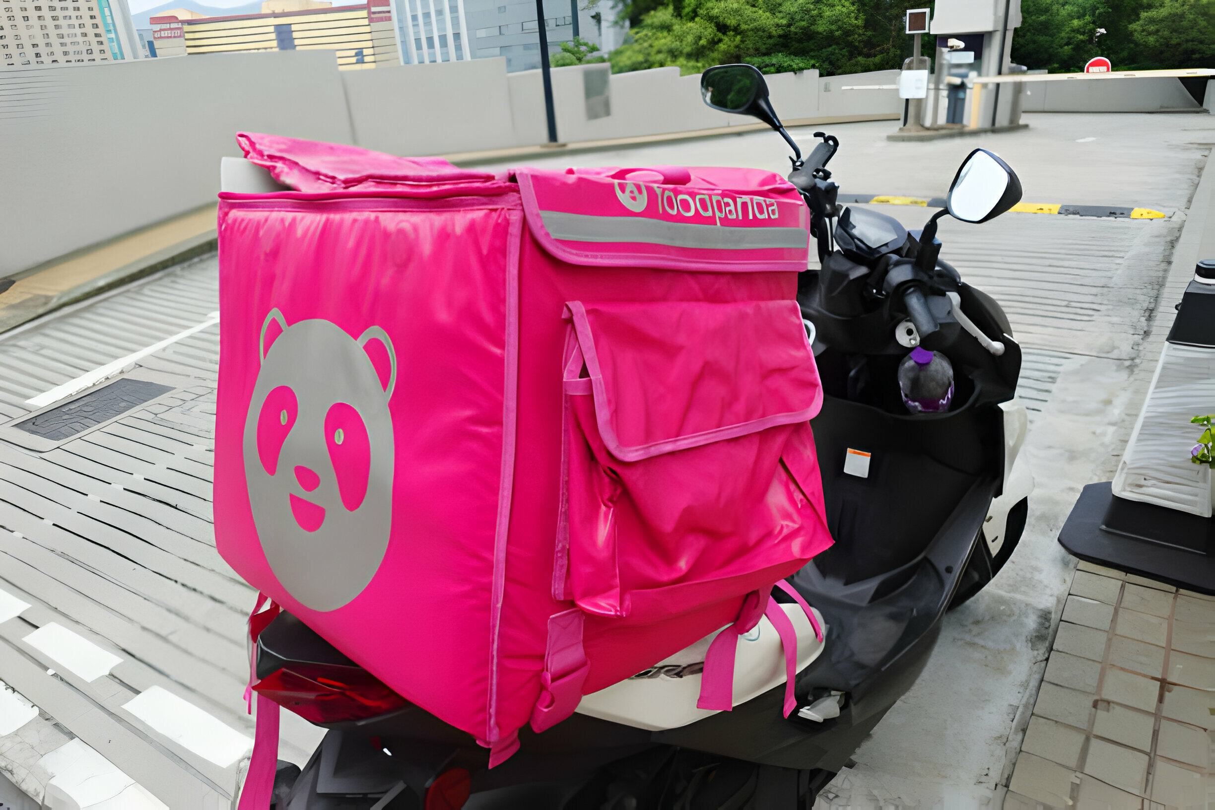 Scooter avec un grand sac de livraison foodpanda rose