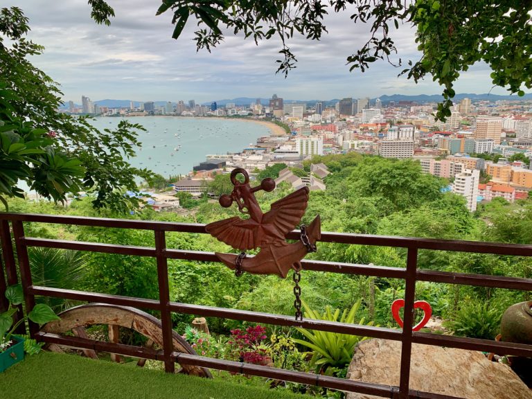 Vue panoramique de Pattaya depuis un point d'observation