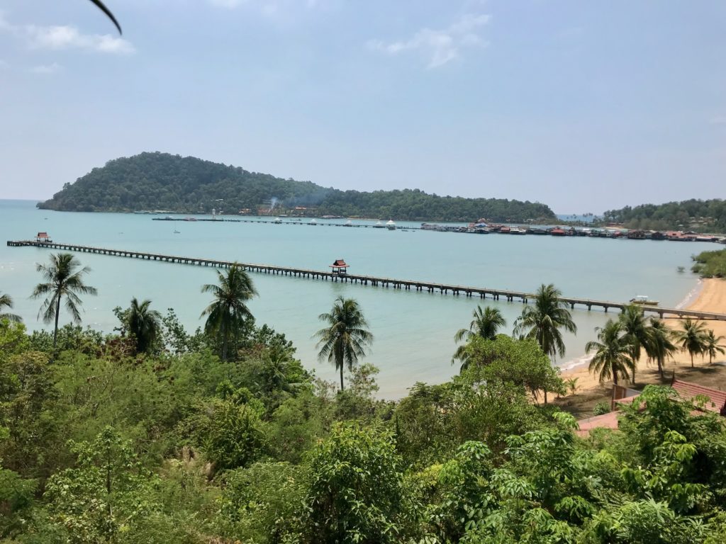 Vue paisible de la jetée de Ko Chang avec île verdoyante en arrière-plan