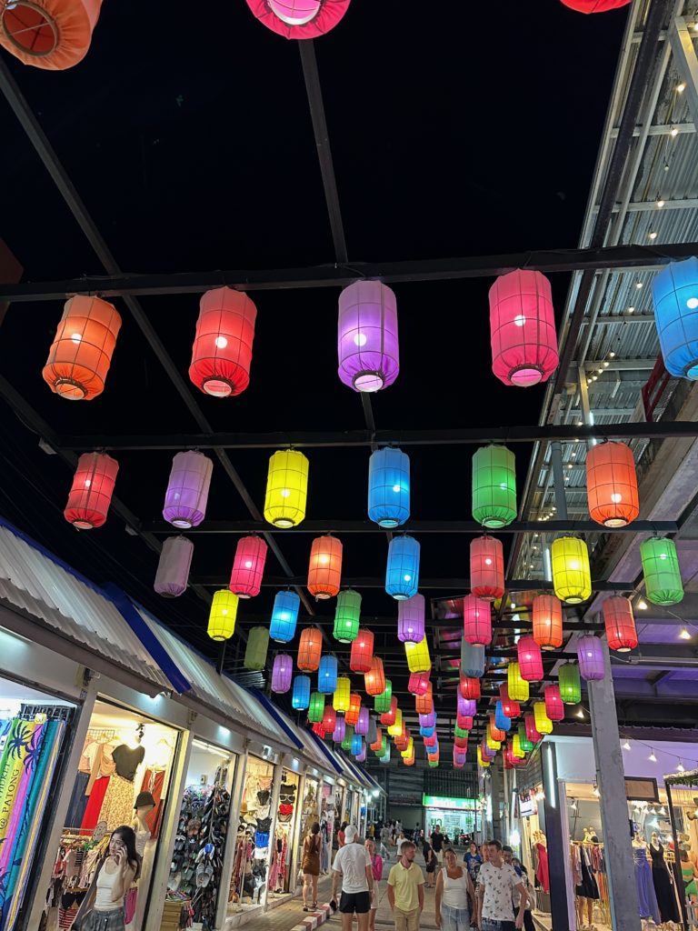 Lanternes colorées suspendues au marché de Thepprasit à Pattaya.