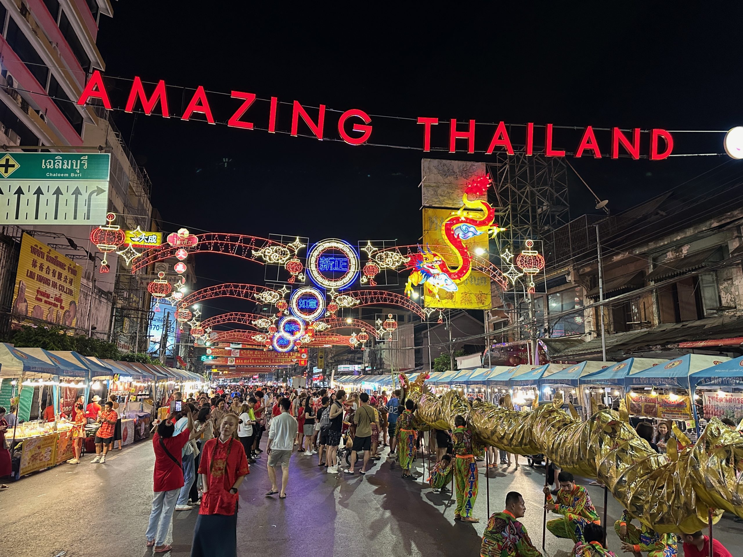 Rue animée de Bangkok avec des décorations du Nouvel An chinois