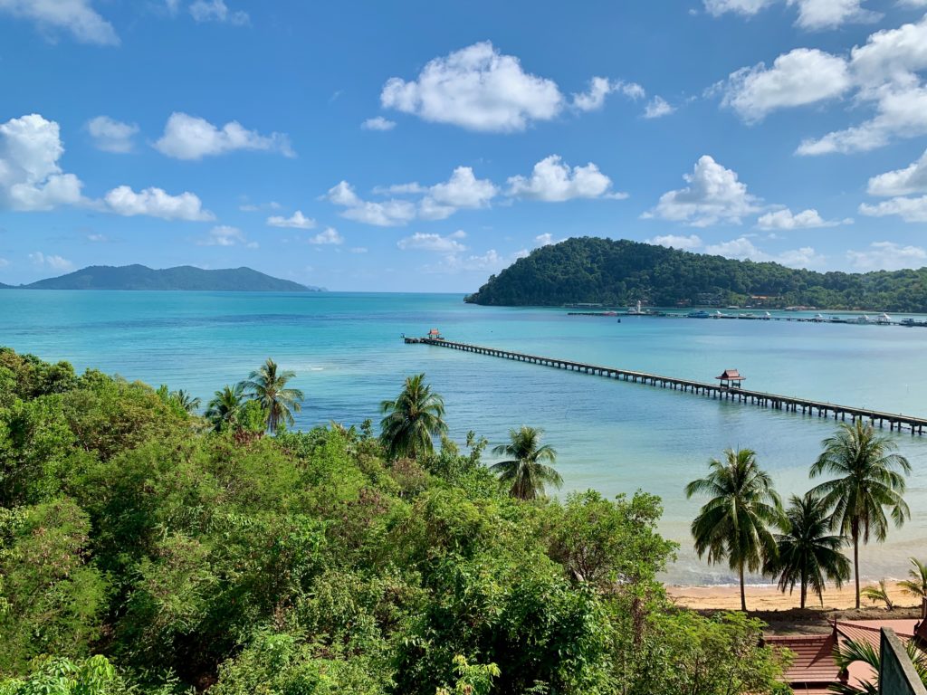Vue panoramique de la jetée de Ko Chang avec mer turquoise et ciel dégagé