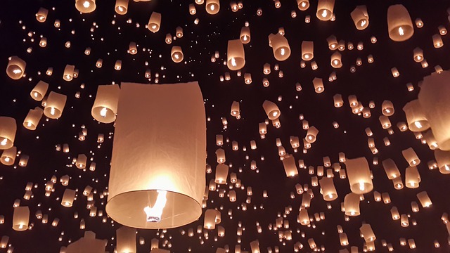 Des centaines de lanternes flottantes illuminant le ciel nocturne de Chiang Mai lors de Loy Krathong.