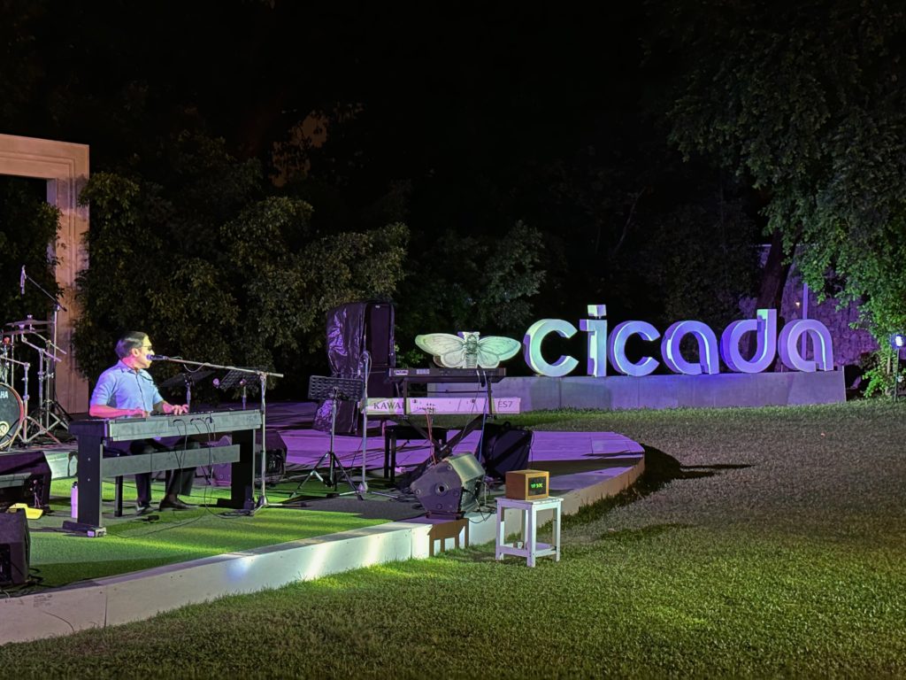 Scène nocturne du marché Cicada avec un musicien à Hua Hin