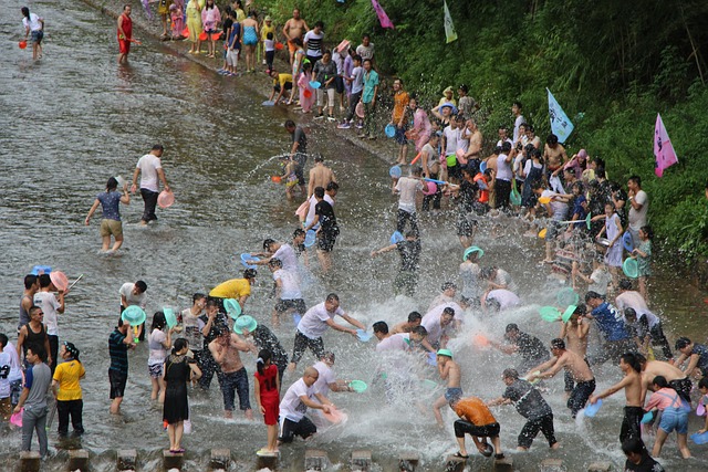 Foule joyeuse participant à une bataille d'eau dans une rivière pendant Songkran.