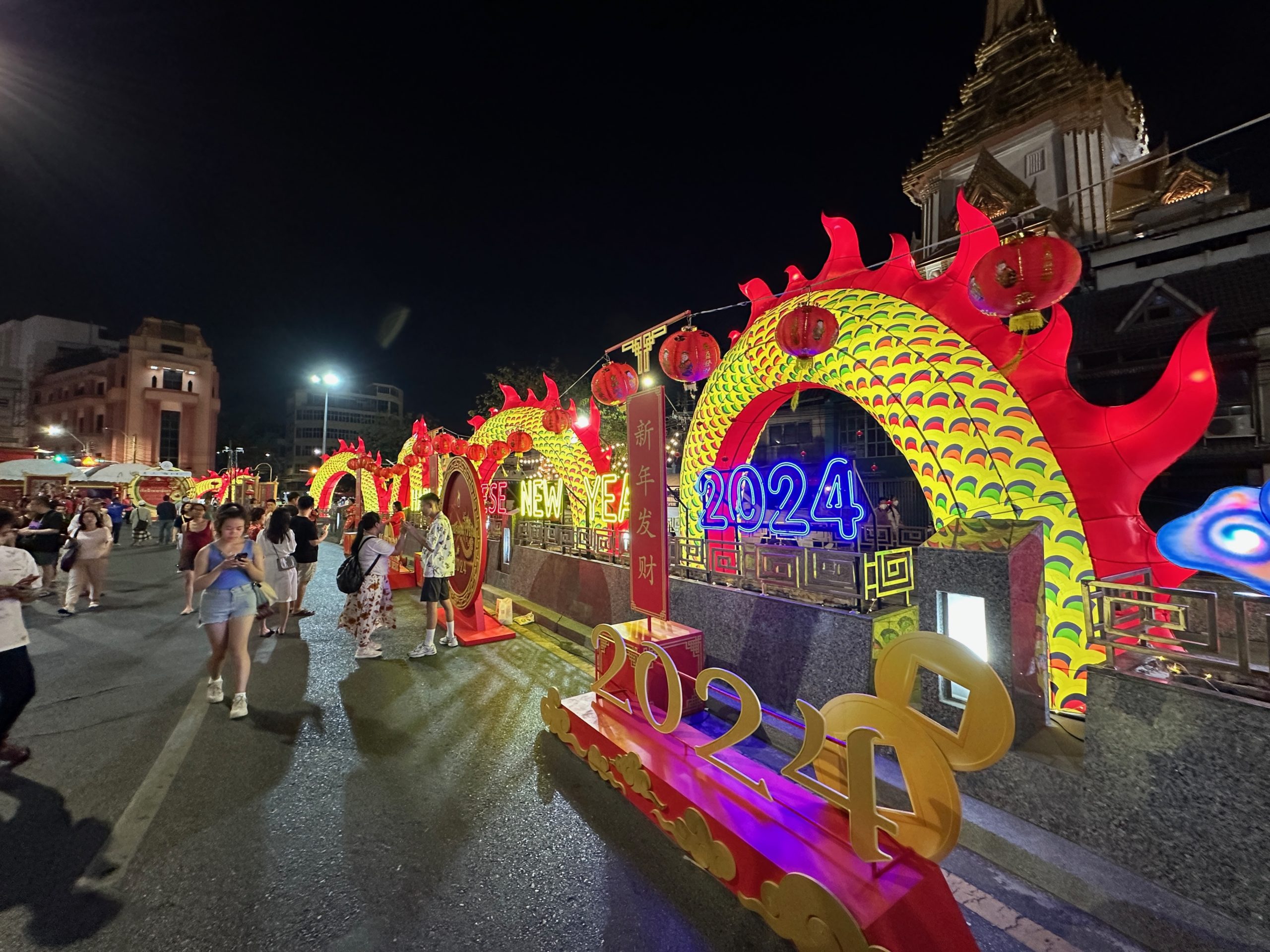 Arche lumineuse en forme de dragon lors des célébrations du Nouvel An chinois à Bangkok.