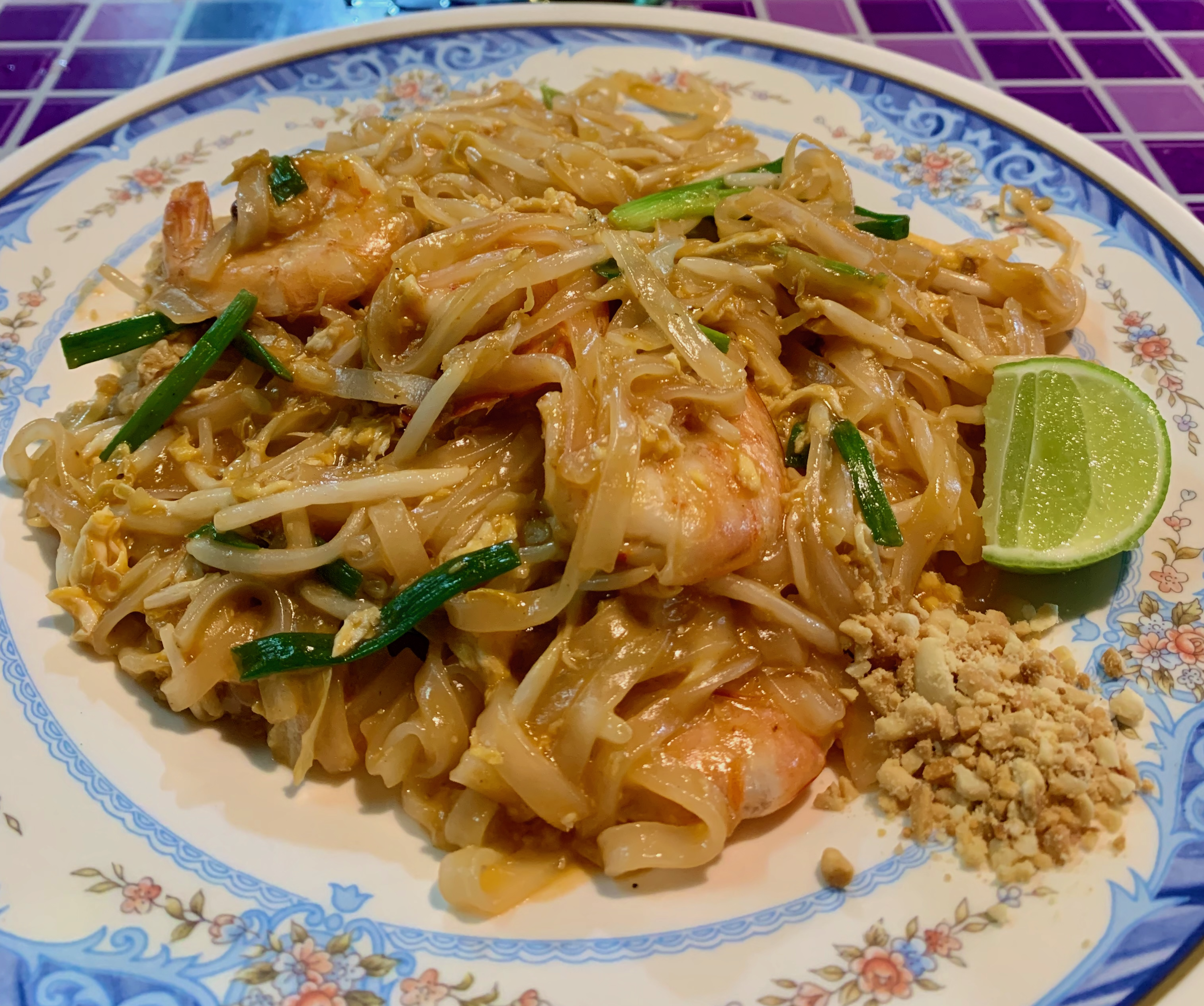 Assiette de Pad Thaï aux crevettes avec du citron vert