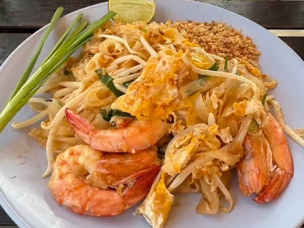 Pad Thaï spécial servi dans un stand de rue à Pratumnak, Thaïlande