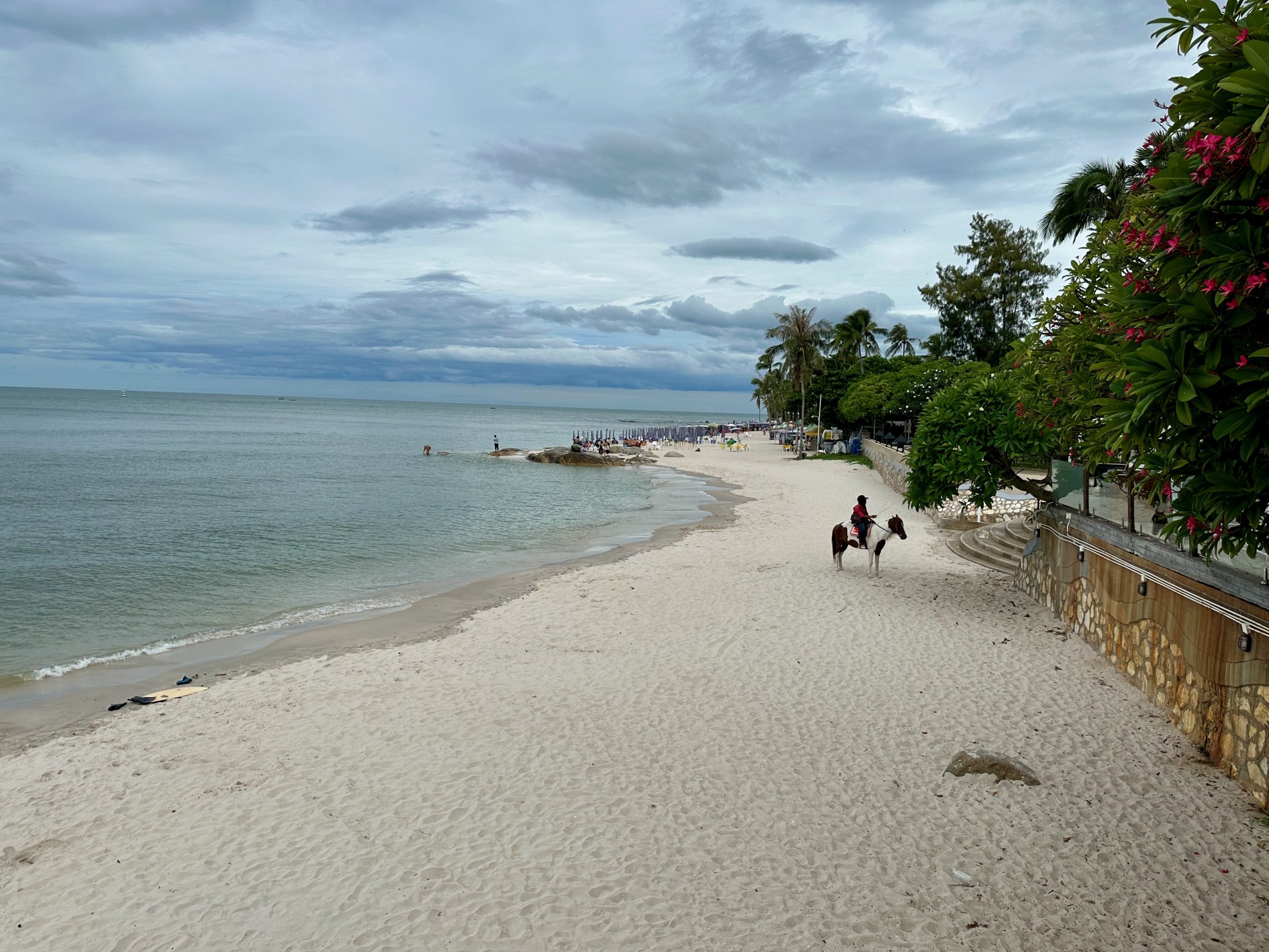 Promenade équestre sur la plage de Hua Hin avec vue sur la mer