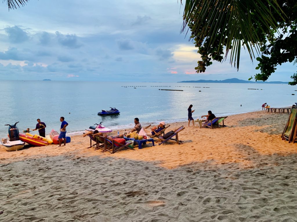 Vacanciers détendus sur des chaises longues à Jomtien Beach
