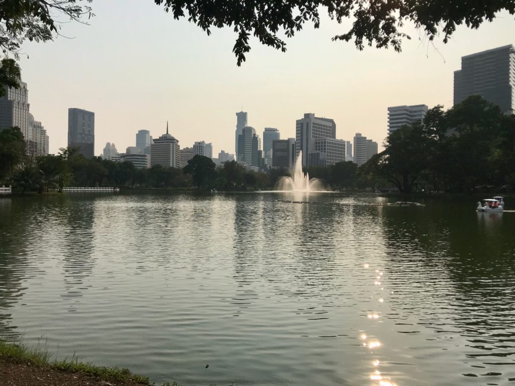 Fontaine centrale sur le lac du parc Lumpini avec des bateaux à pédales