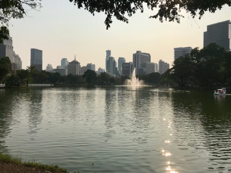 Fontaine centrale sur le lac du parc Lumpini avec des bateaux à pédales