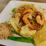 Pad Thaï garni de crevettes et de chips de riz