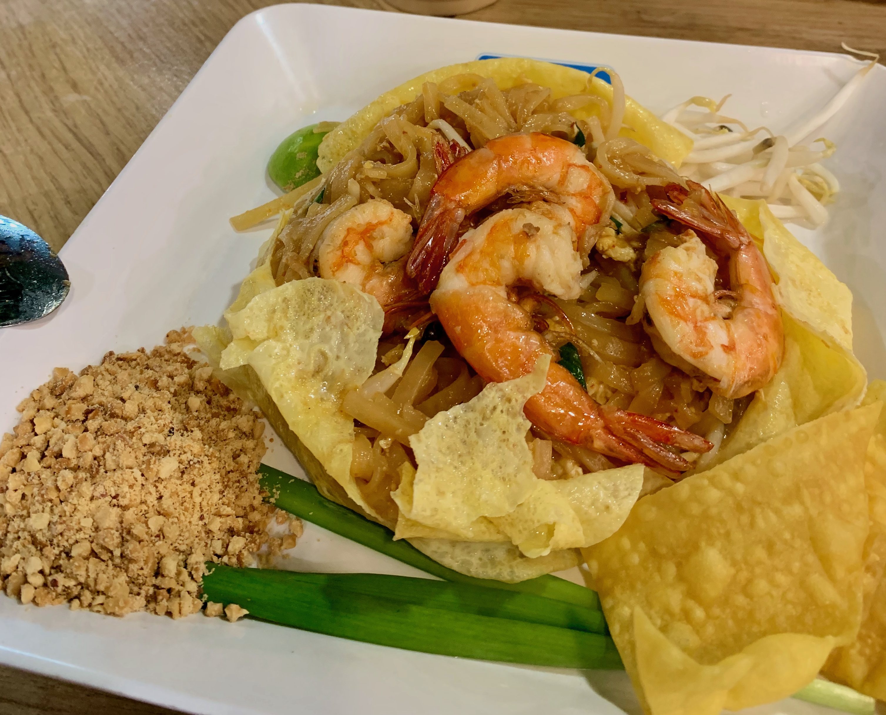 Pad Thaï garni de crevettes et de chips de riz