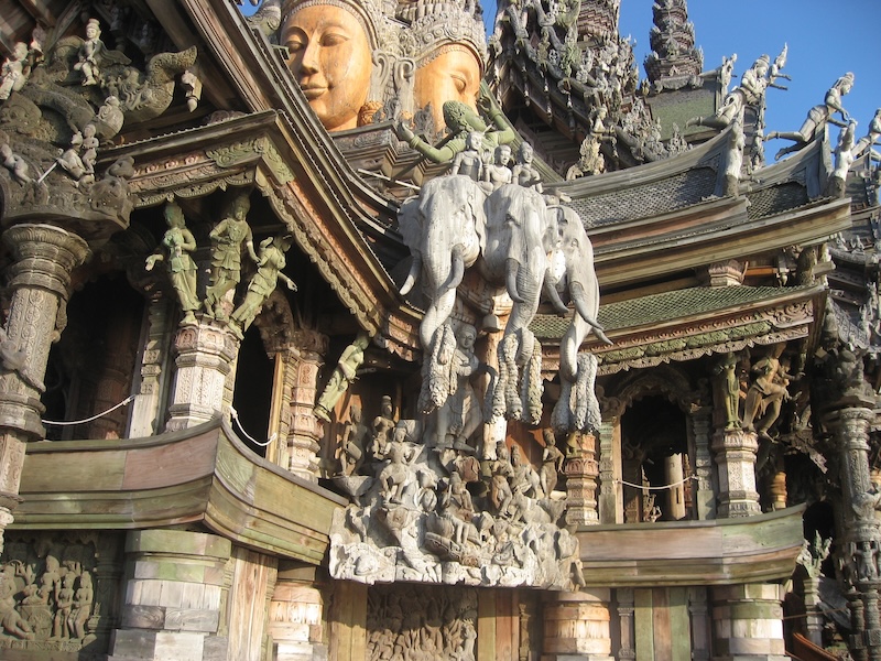 Sculptures complexes et éléphant suspendu au Sanctuaire de la Vérité