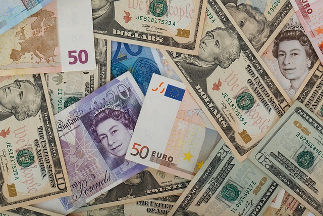 Mélange de différentes devises, y compris des dollars, des euros et des livres sterling.
