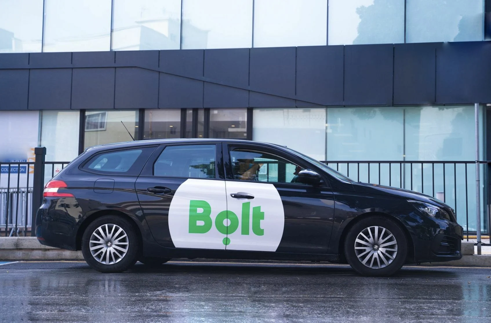 Voiture noire avec logo Bolt garée en ville