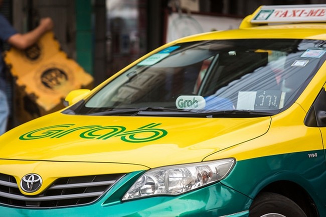Taxi vert et jaune Grab à Bangkok