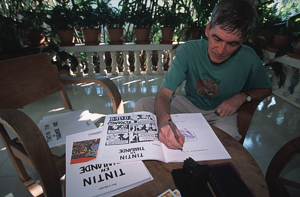 Baudouin De Duve signant un album de Tintin en Thaïlande.