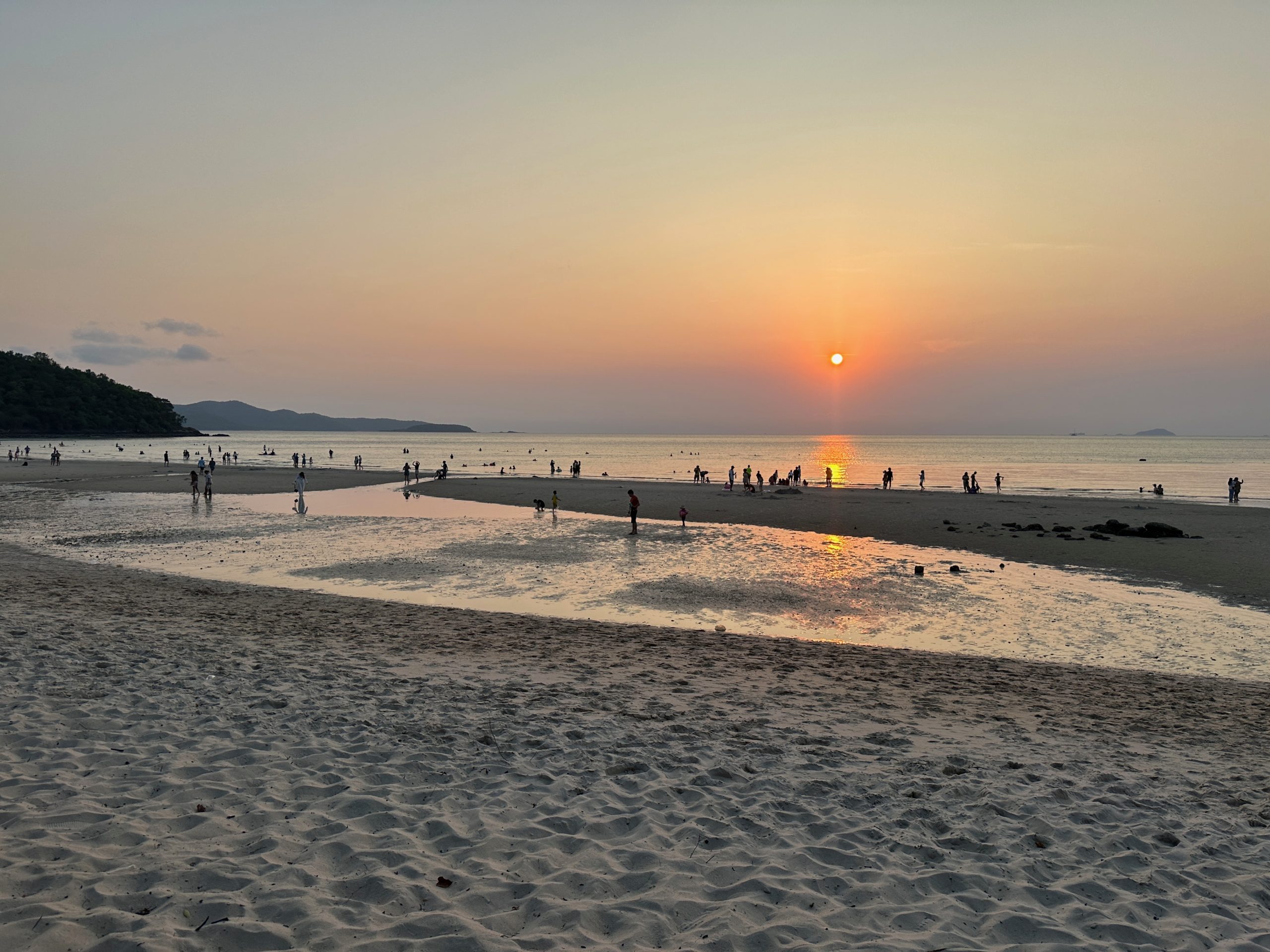 Coucher de soleil orangé sur Sai Kaew Beach