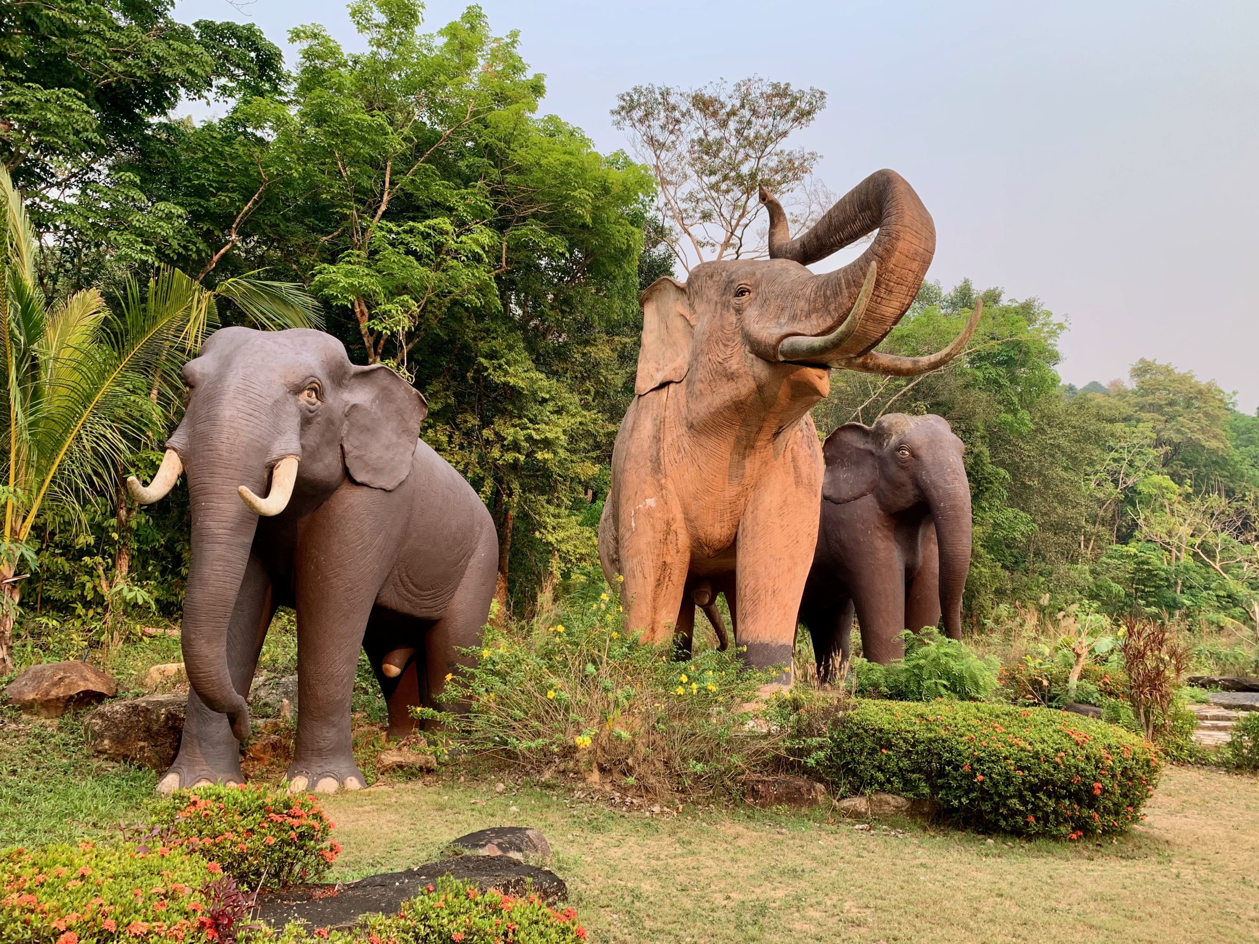 Statues d'éléphants en taille réelle parmi la végétation sur l'île de Koh Chang.