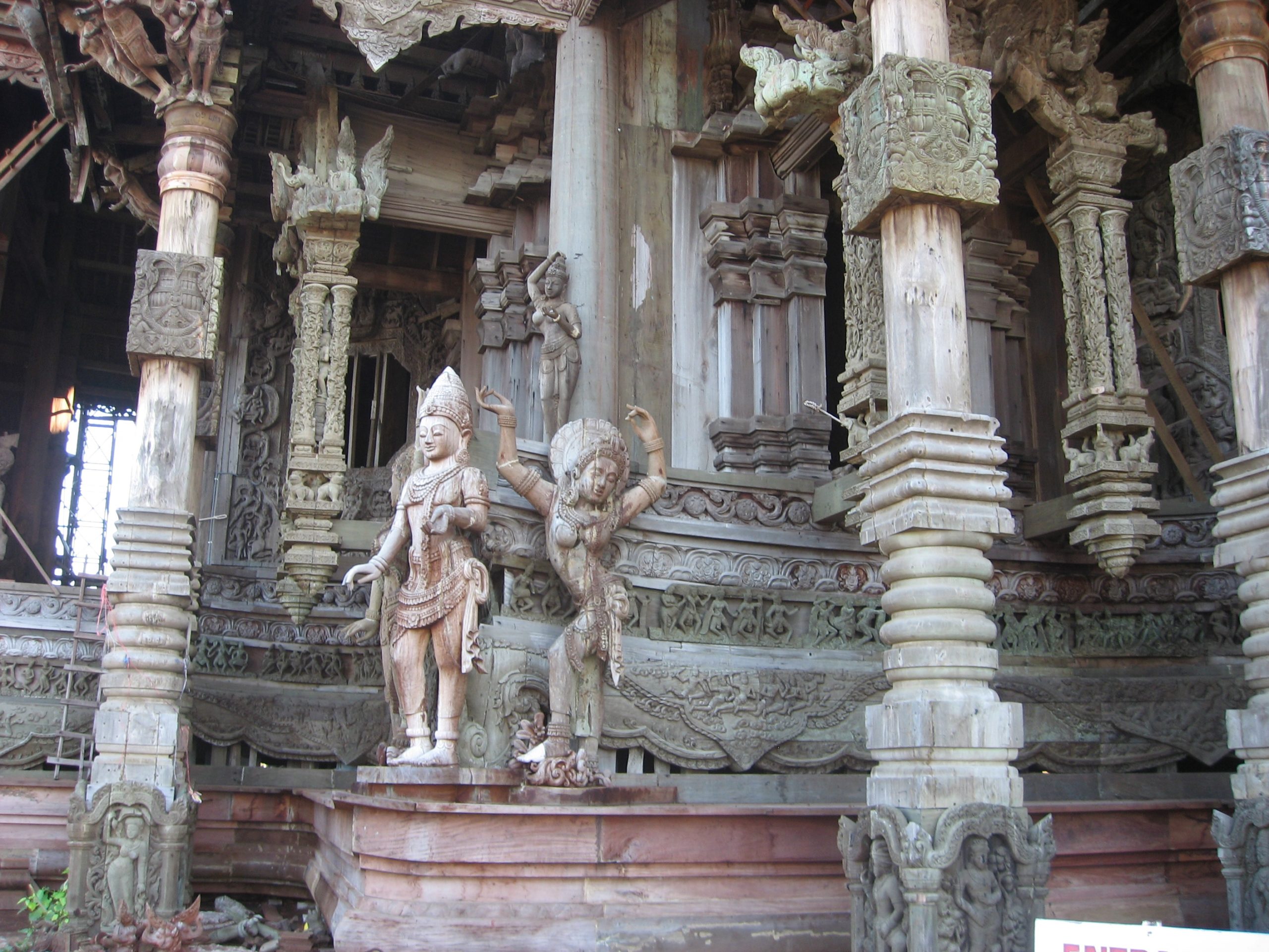 Deux statues en bois au Sanctuaire de la Vérité à Pattaya.