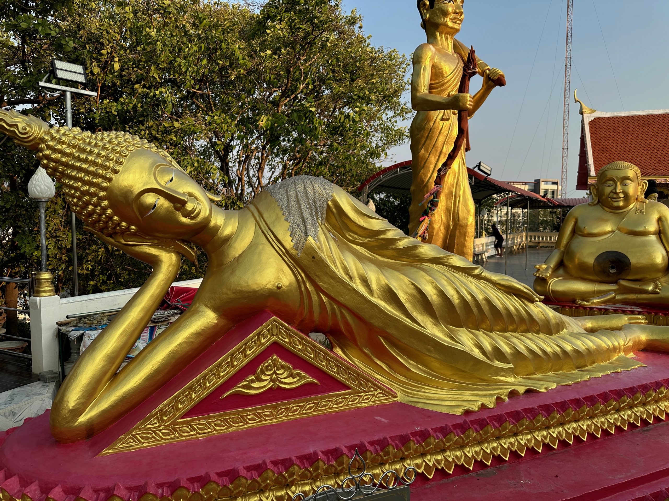 Statues dorées de Bouddha en positions diverses au Big Buddha de Pattaya.