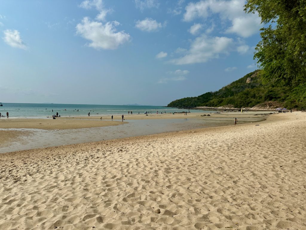Vue étendue de Sai Kaew Beach avec des vacanciers.