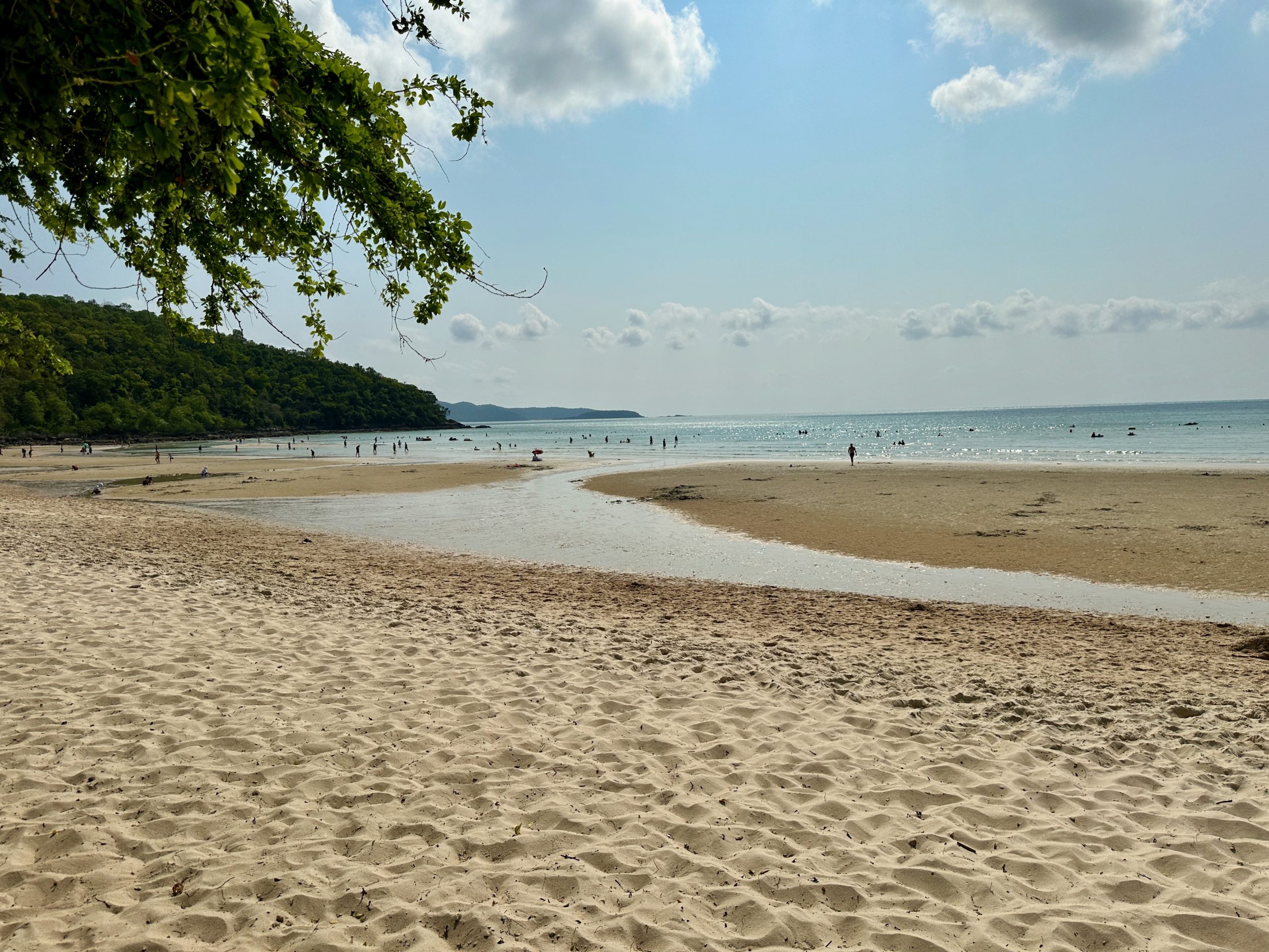Les eaux tranquilles et les bancs de sable de Sai Kaew Beach