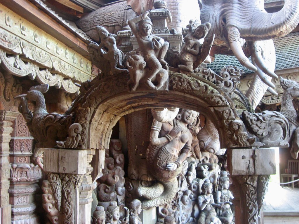 Détail de sculptures sur bois au Sanctuaire de la Vérité.