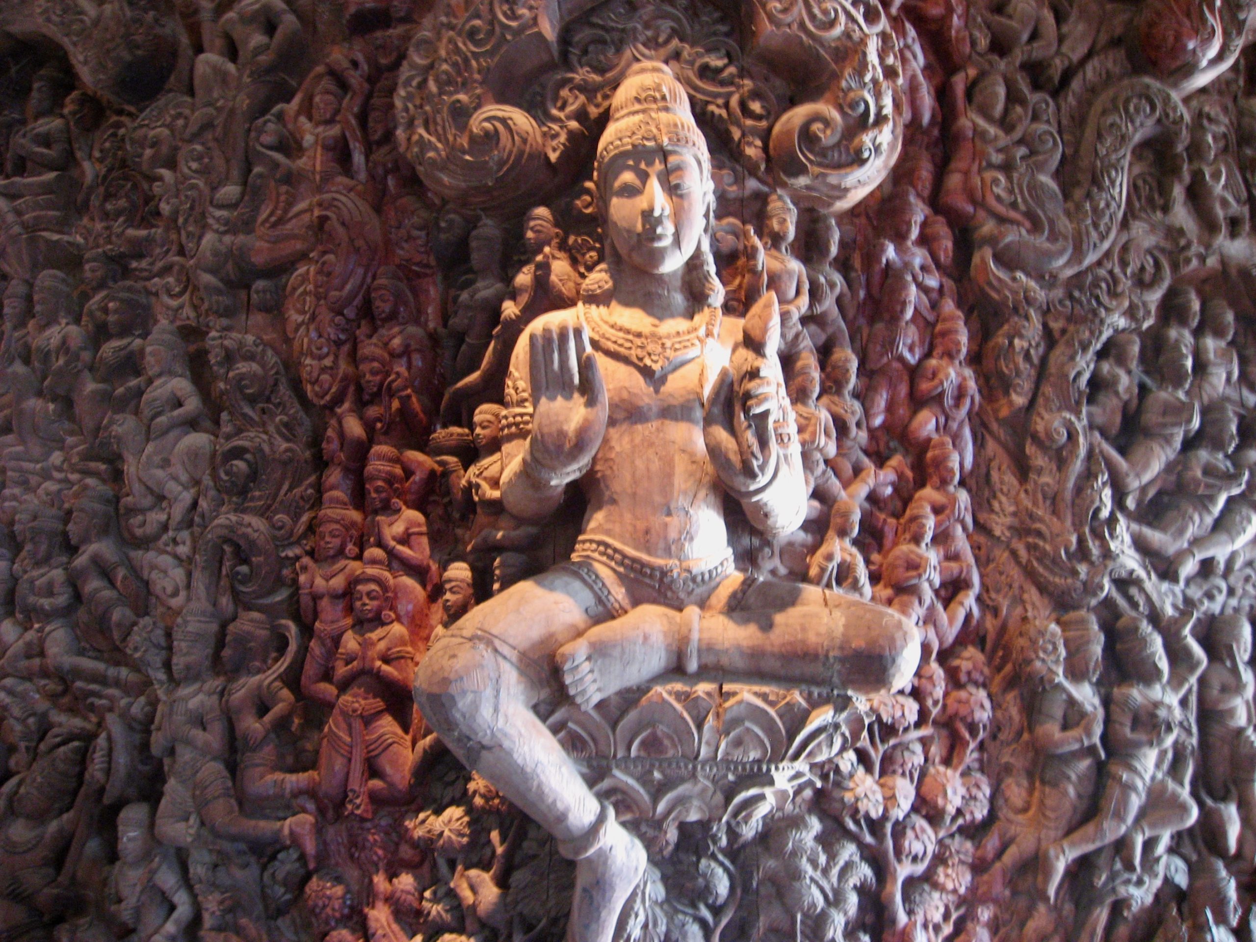 Statue de divinité entourée de bas-reliefs en bois au Sanctuaire de la Vérité.