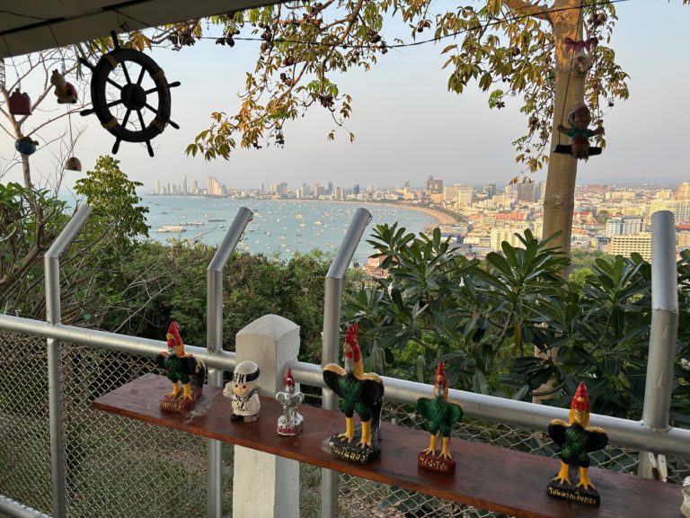 Vue depuis le Viewpoint de Phra Tamnak sur Pattaya avec des coqs en premier plan.