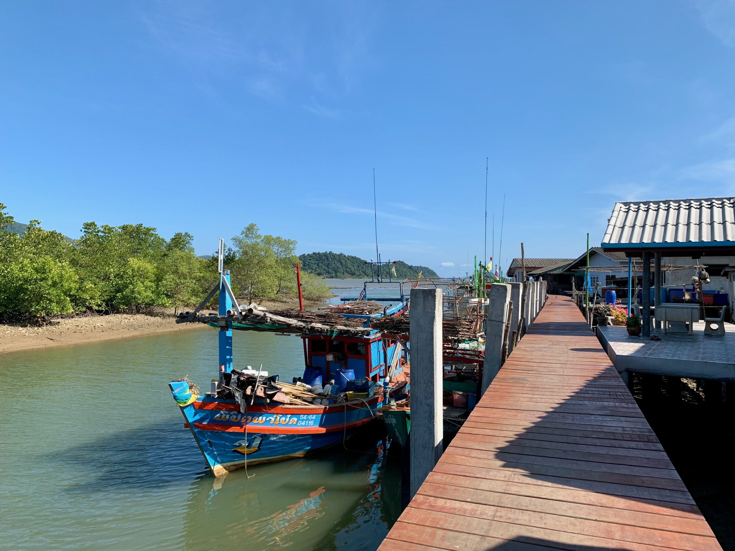 Bateau de pêche traditionnel amarré dans un village de pêcheurs à Koh Chang.