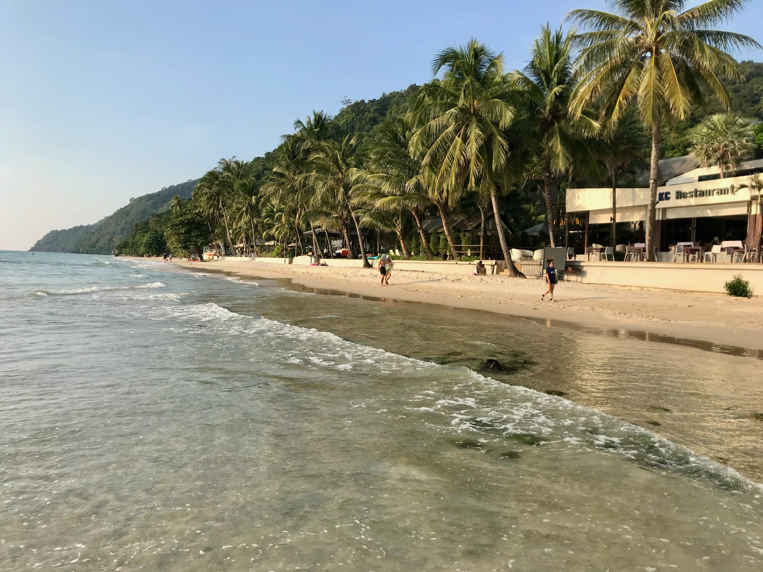 Plage de White Sand Beach avec des palmiers et un restaurant en bord de mer à Koh Chang.
