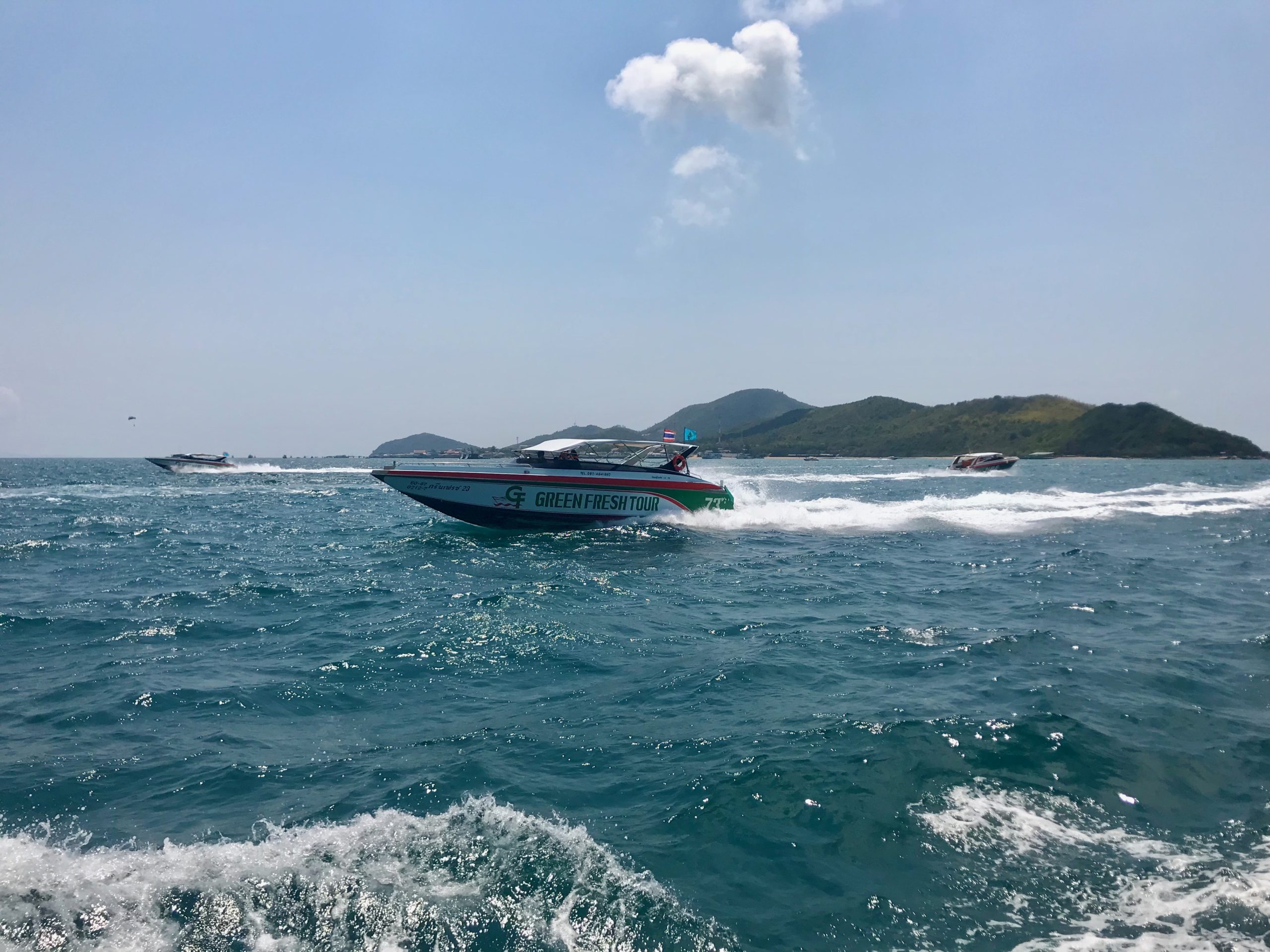 Speedboat naviguant rapidement sur l'eau lors de la traversée entre Pattaya et Koh Larn.