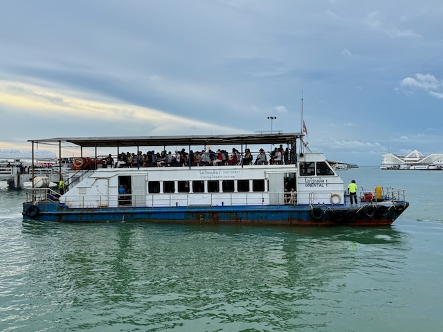 Ferry public Oriental 1 reliant Pattaya à Koh Larn