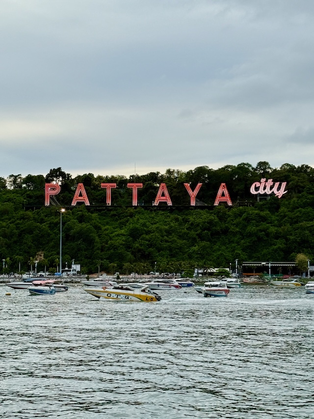 Panneau Pattaya City vu depuis un bateau