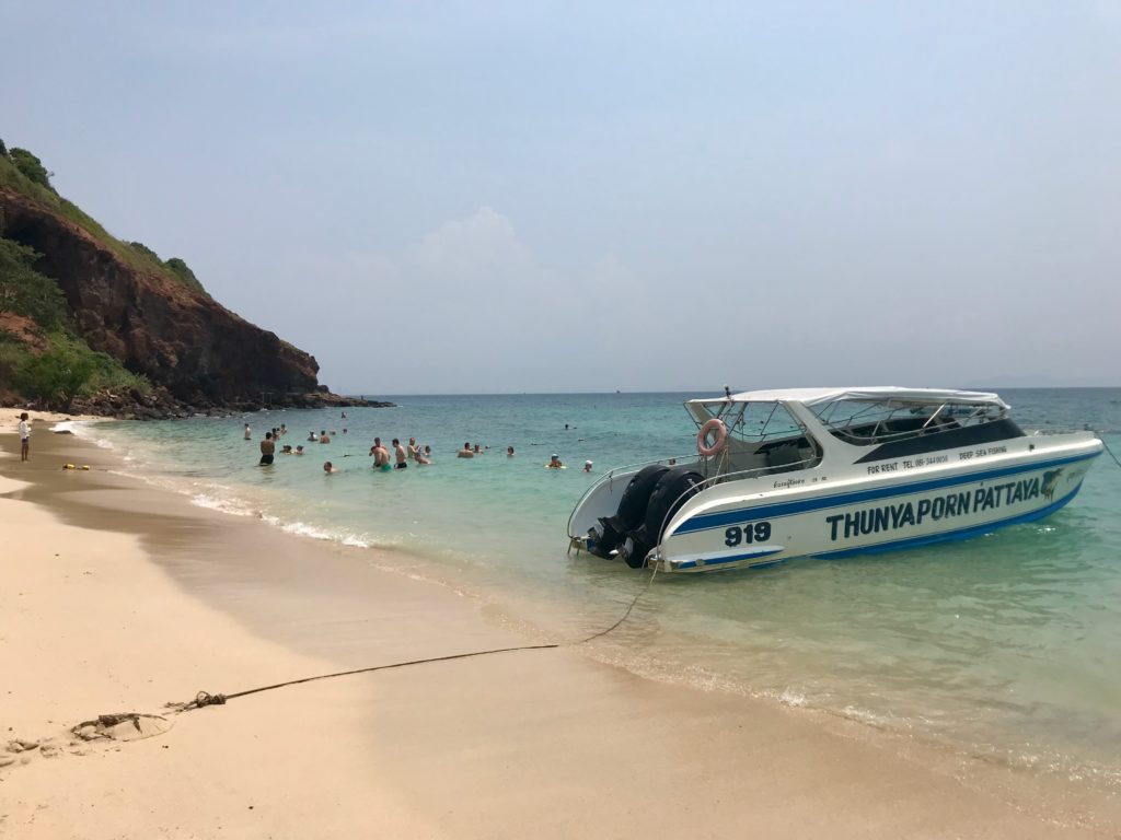 Speedboat accosté à Koh Larn avec des baigneurs